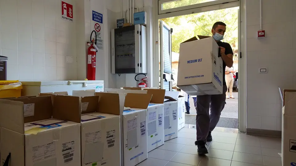 Covid, al PO Binaghi consegnate 130 mila dosi del nuovo vaccino